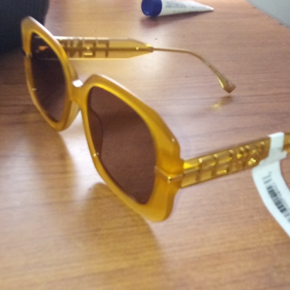 Fendi unisex sunglasses brand new still with price tag from Bloomingdale - Picture 3 of 5